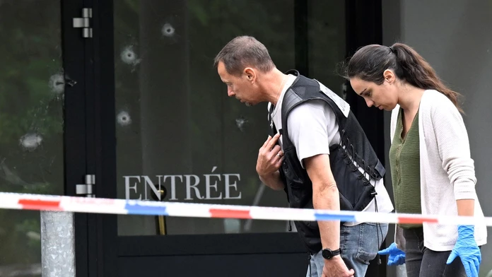 Policajti hľadajú stopy na mieste činu.