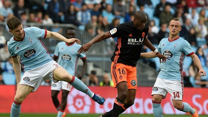 Andreu Fontas a Stano Lobotka (obaja CeltaVigo) v súboji o loptu s Geoffreyom Kondogbiom (Valencia).