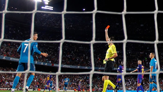 Rozhodca Ricardo de Burgos ukazuje červenú kartu Cristianovi Ronaldovi.