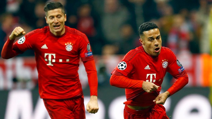 Hráči Bayernu Thiago Alcantara (vpravo) a Robert Lewandowski v odvete LM proti Juventusu., 