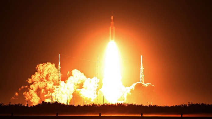 FOTOGRAFIE TÝŽDŇA: Štart rakety k Mesiacu, prerazenie tunela Čebrať  či kráter po výbuchu v Poľsku