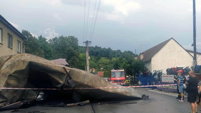 Energetická kalamita po búrkach na severe Slovenska pokračuje. Bez elektriny sú tisíce odberných miest
