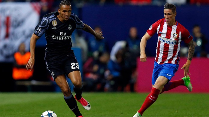 Vľavo hráč Realu Danilo v súboji o loptu s Fernandom Torresom (Atletico) v odvete LM.