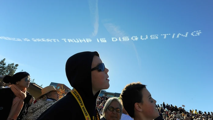 Odkaz pre Donalda Trumpa na oblohe.
