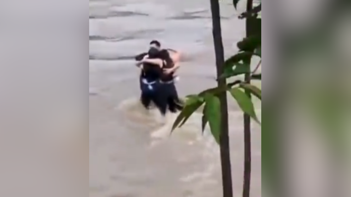 VIDEO: Srdcervúce objatie troch priateľov, potom ich zmietla povodeň