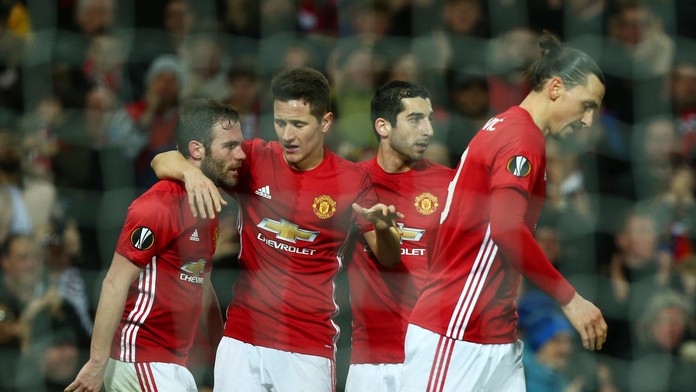 Radosť hráčov ManUtd po góle Juana Matu (vľavo) v odvete osemfinále EL proti Rostovu.