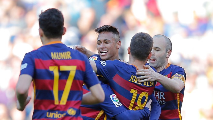 Neymar oslavuje so spoluhráčmi gól do siete Getafe na barcelonskom Nou Campe.