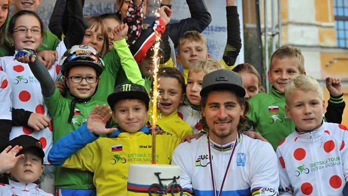 Majster sveta v cestnej cyklistike Peter Sagan a jeho fanúšikovia pózujú na Mariánskom námestí v Žiline. 