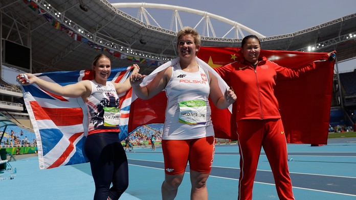 Na snímke uprostred Poľka Anita Wlodarczyková získala na OH v Riu zlatú medailu v hode kladivom a utvorila nový svetový rekord.