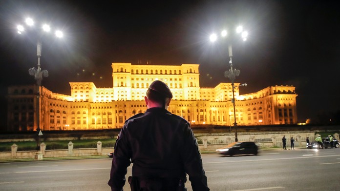 Policajti na hraničnom priechode (ilustračná snímka)