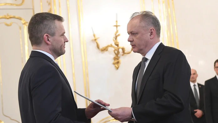 Prezident SR Andrej Kiska (vpravo) poveril zostavením novej vlády vicepremiéra Petra Pellegriniho 