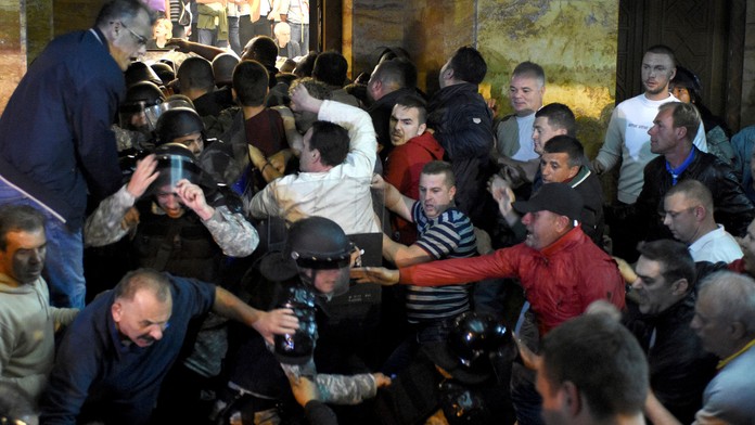 Rozzúrení Macedónčania vtrhli do parlamentu
