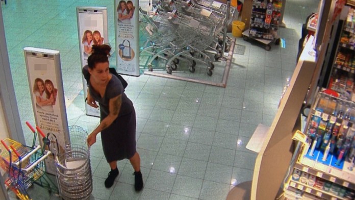 Zlodejka, ktorá uniká polícii.