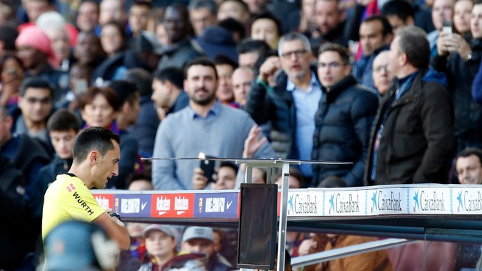 Videorozhodca na archívnej snímke.