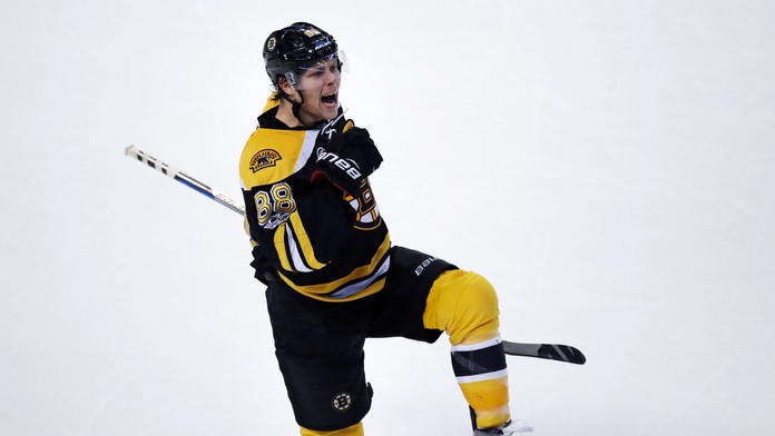 Radosť českého útočníka v drese Bostonu Davida Pastrňáka po góle do siete Detroitu.