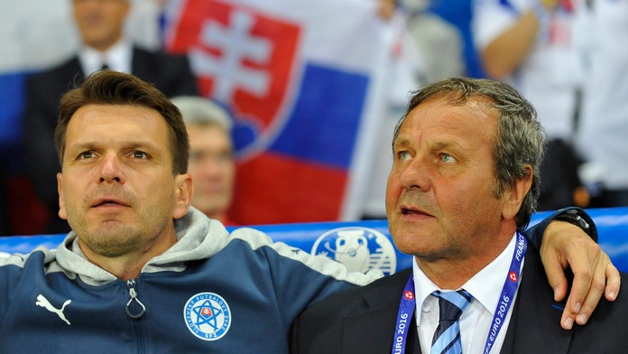 Kouč slovenskej futbalovej Ján Kozák so svojim asistentom Štefanom Tarkovičom.