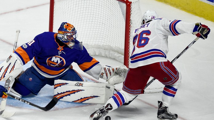 Jaroslav Halák a Brady Skjei.