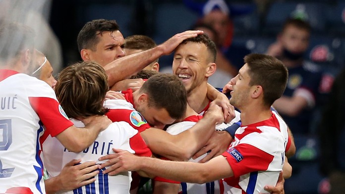 Chorváti sa tešia z Perišičovho gólu do siete Škótska.