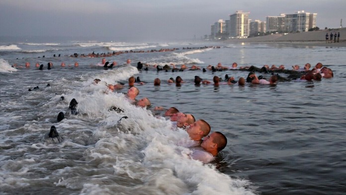 Uchádzači počas prijímacieho testu do NAVY SEAL.