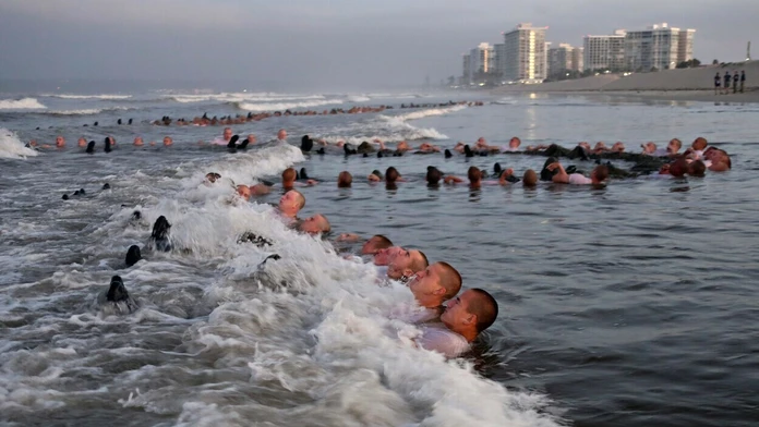 Uchádzači počas prijímacieho testu do NAVY SEAL.
