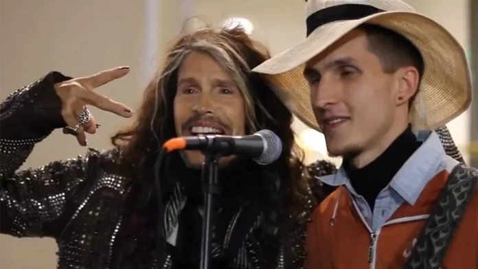 Steven Tyler si zaspieval s pouličným umelcom.