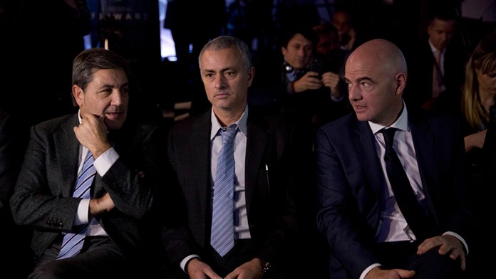 Gianni Infantino (vľavo) a Jose Mourinho.