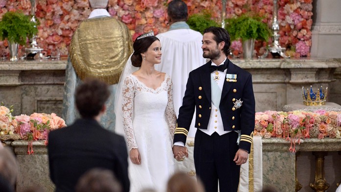 Švédsky princ Carl Philip a Sofia Hellqvistová počas svadobného obradu.