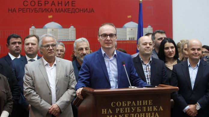 V popredí Antonio Milošoski, člen macedónskej opozičnej strany Vnútorná macedónska revolučná organizácia - Demokratická strana m