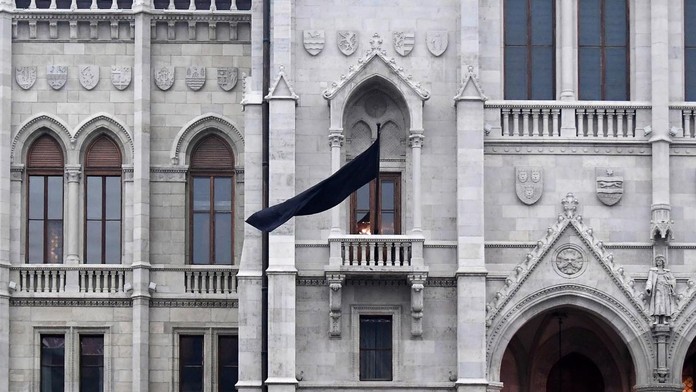 Štátnu vlajku spustili na pol žrde.