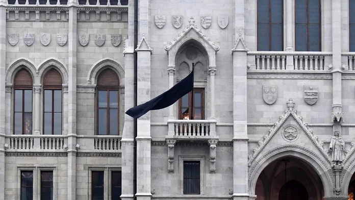 Štátnu vlajku spustili na pol žrde.