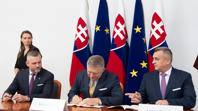 Podpisovanie koaličnej zmluvy.