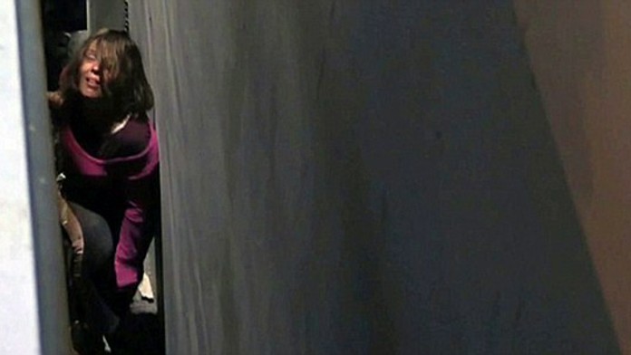 Žena bola zaseknutá medzi budovami vyše hodinu