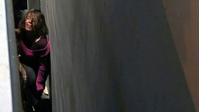 Žena bola zaseknutá medzi budovami vyše hodinu