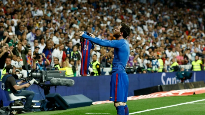 Messi oslavuje svoj 500. gól v drese Barcelony.