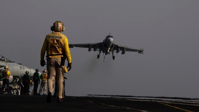 Americký stroj  EA-6B Prowler pristáva po splnení misie nad Irakom na lietadlovej lodi USS George H.W. Bush v Perzskom zálive