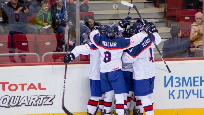 Radosť slovenských hokejistov po góle do siete Česka.
