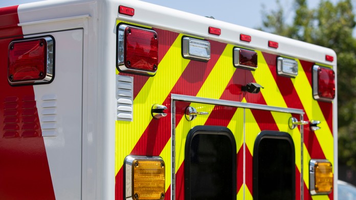 Dôchodca chcel veľmi kuriózne otvoriť balík čipsov. Takmer na to doplatil životom