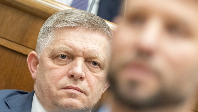 Na snímke v pozadí predseda vlády Robert Fico (Smer-SD) a v popredí podpredseda NR SR Michal  Šimečka (PS).