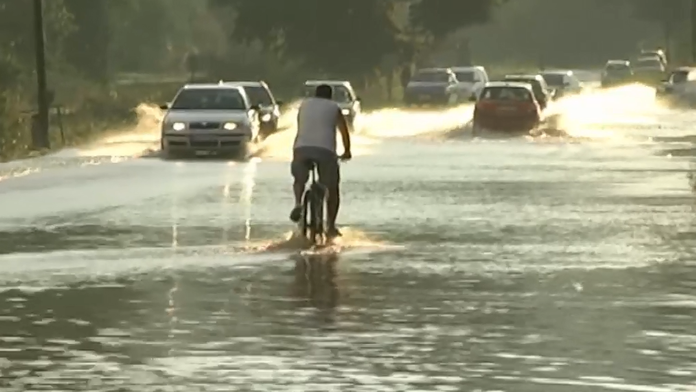 Voda sa valila aj ulicami. 