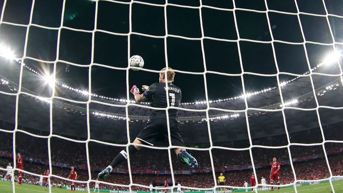 Brankár Liverpoolu Loris Karius púšťa cez rukavice strelu hráča Realu Garetha Balea z tridsiatich metrov vo finále Ligy majstrov