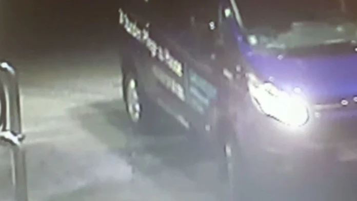 Snímka z videozáznamu bezpečnostnej kamery na benzínovej pumpe.