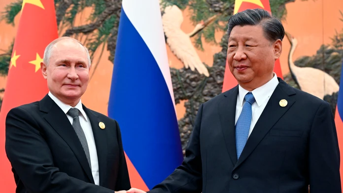 Na snímke zľava ruský prezident Vladimir Putin a čínsky prezident Si Ťin-pching pózujú počas stretnutia v Pekingu.