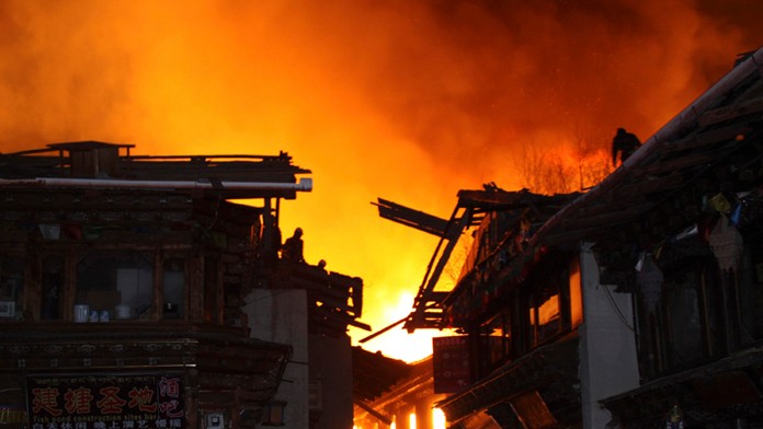 Požiar starobylého mesta v oblasti Šangri-la.jpg