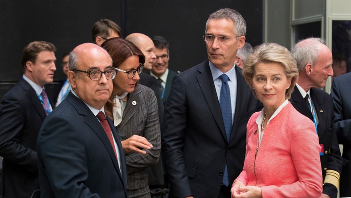 Generálny tajomník NATO Jens Stoltenberg a šéfka nemeckého rezortu obrany Ursula von der Leyenová.