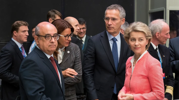Generálny tajomník NATO Jens Stoltenberg a šéfka nemeckého rezortu obrany Ursula von der Leyenová.
