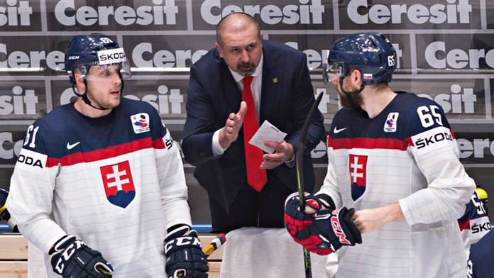 Na snímke zľava Marek Bartánus, tréner Zdeno Cíger a Tomáš Marcinko.