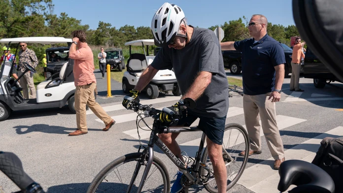 Joe Biden sa po páde postavil späť na bicykel.