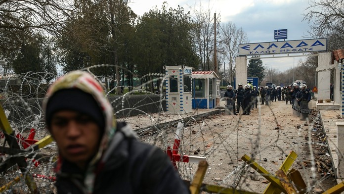 Jérome Onguéné zo Salzburgu oslavuje gól v odvete 16-finále EL proti Frankfurtu.