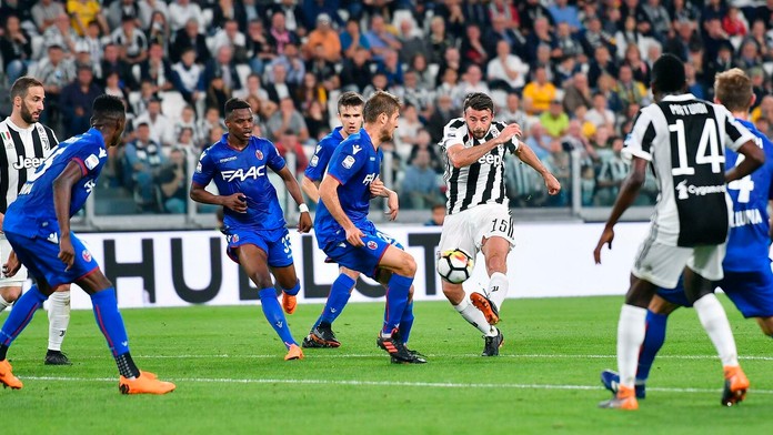 Andre Barzagli (Juventus) striela v zápase s Bolognou.
