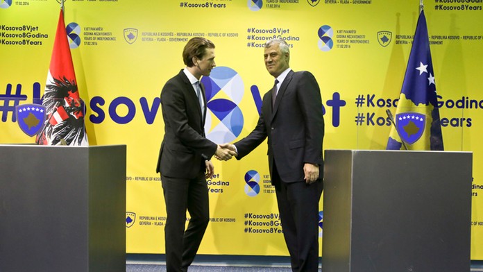 Rakúsky šéf diplomacie Sebastian Kurz a kosovský prezident Hashim Thači.